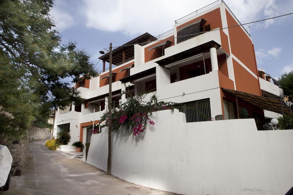Residence Hotel Baia Portinenti Липари Екстериор снимка