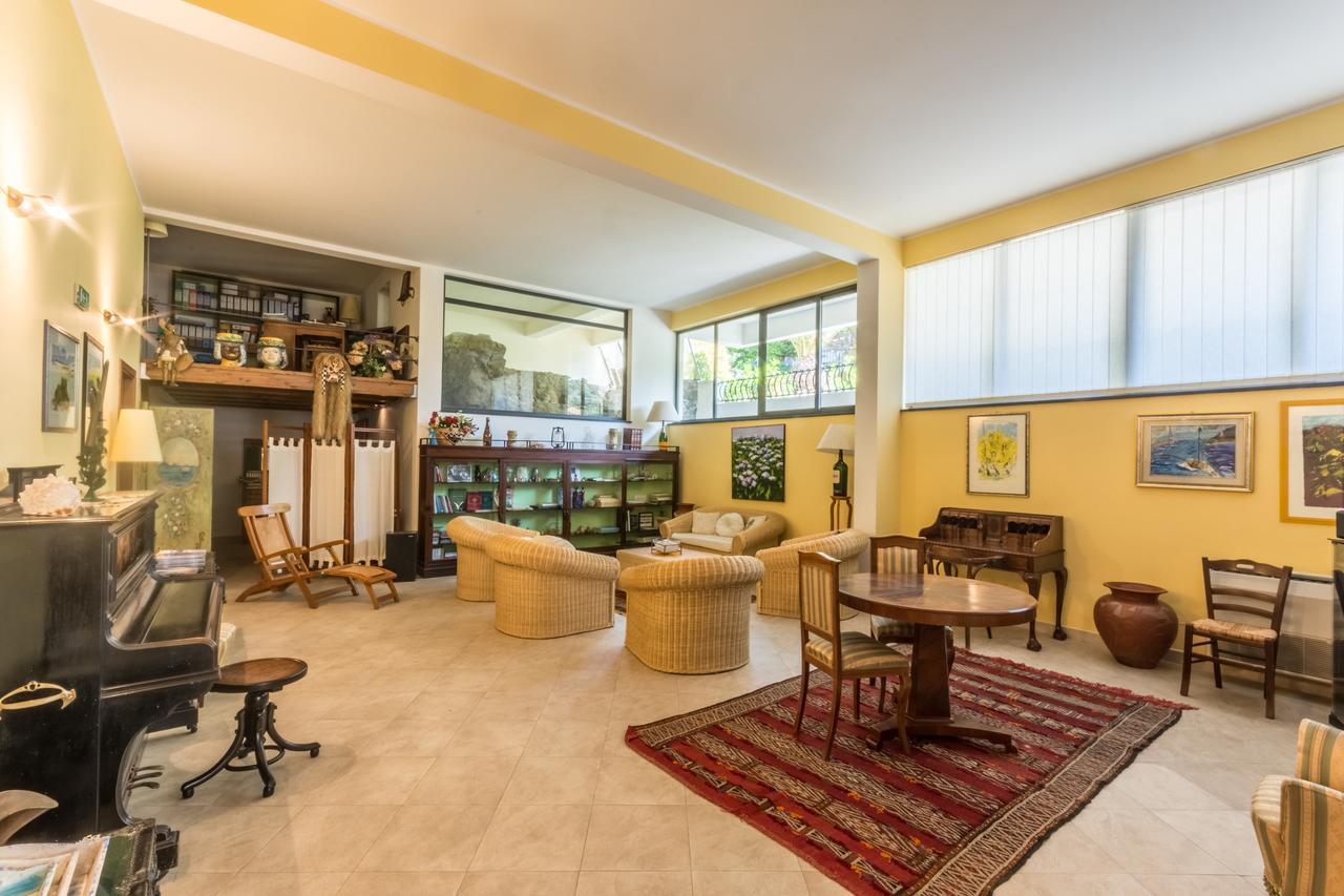 Residence Hotel Baia Portinenti Липари Екстериор снимка