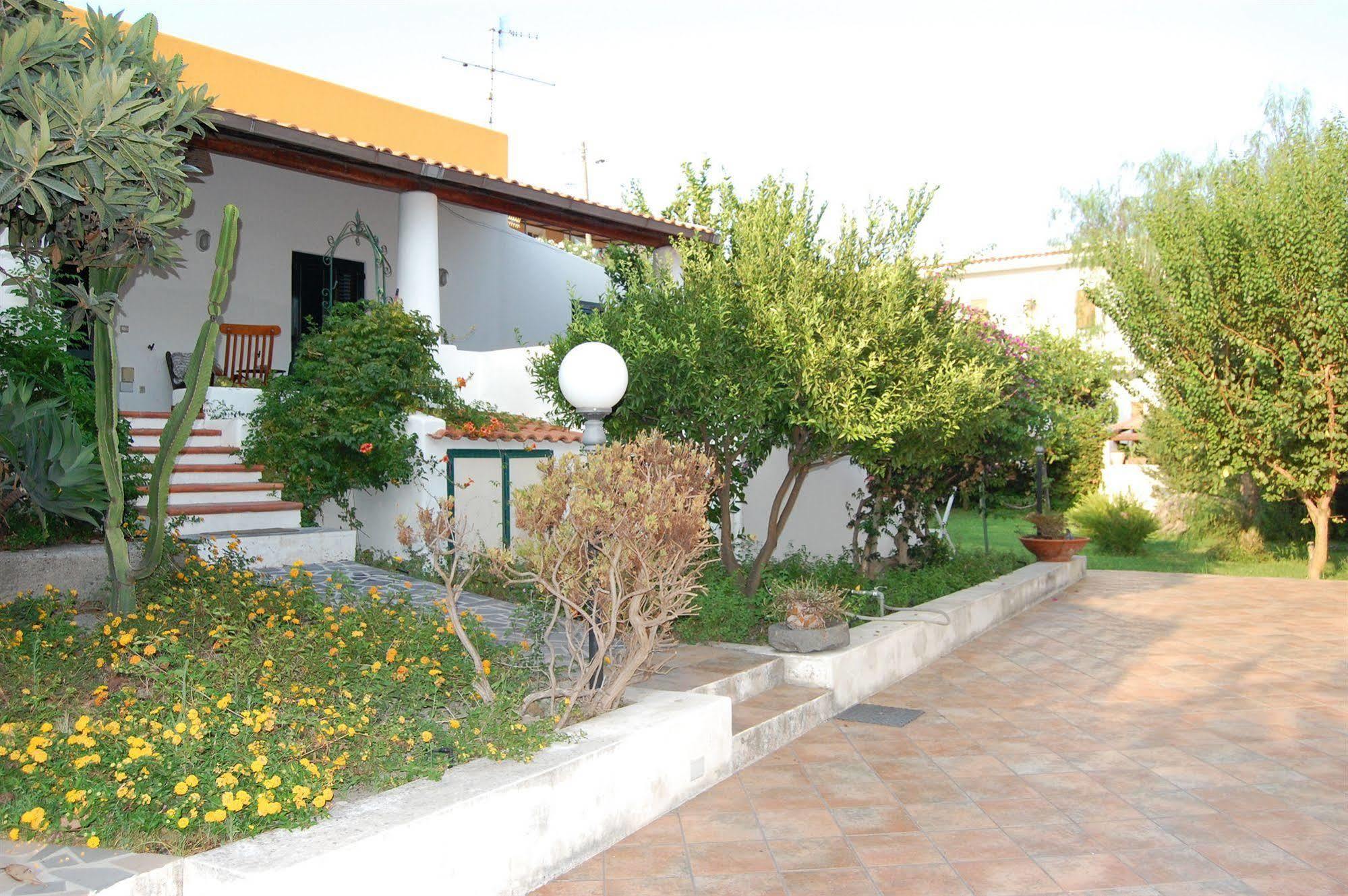Residence Hotel Baia Portinenti Липари Екстериор снимка